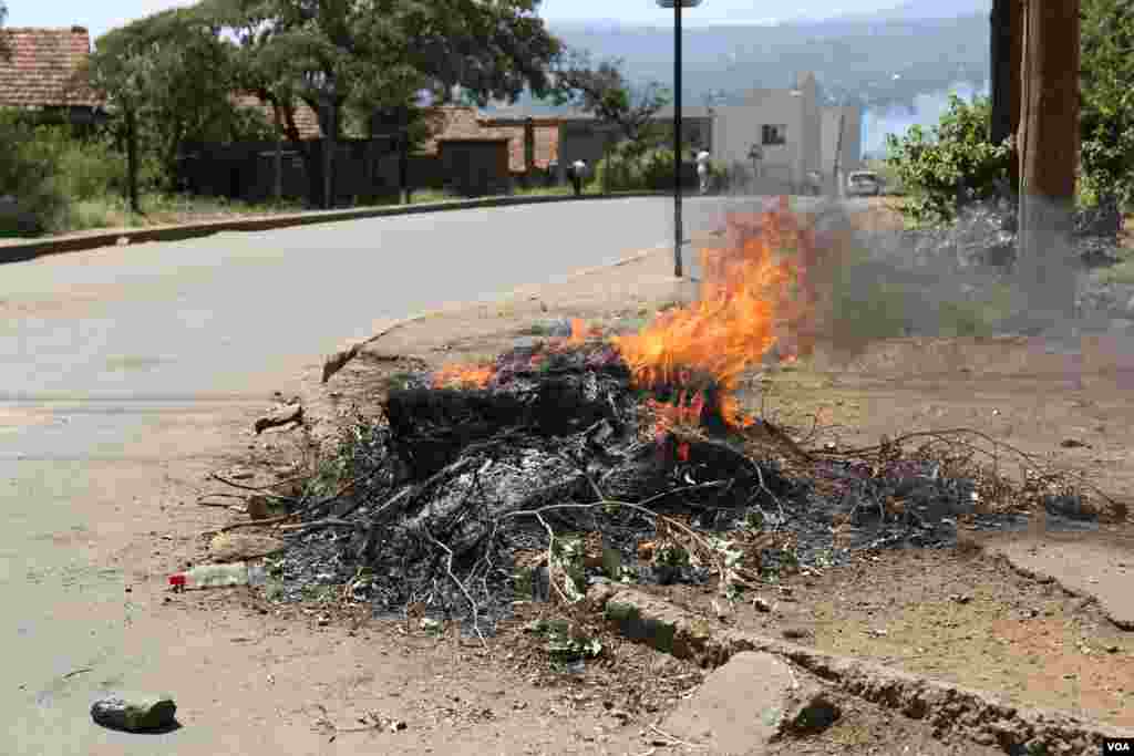 A fire set by protesters in Kisumu, Kenya, during anti-electoral commission protests on October 6, 2017, ahead of the upcoming re-run presidential election. (VOA/J. Craig)