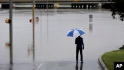 Genangan banjir akibat hujan deras di San Antonio, negara bagian Texas, AS (25/5). (AP/Eric Gay)