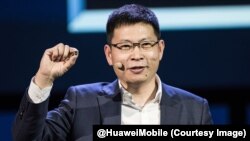Le PDG du Huawei Richard Yu montre Kirin970, première puce d'intelligence artificielle pour mobile, prenant de cours ses deux concurrents immédiats, Samsung et Apple, lors du salon de l'électronique de Berlin (IFA), 2 septembre 2017. (Twitter/ @HuaweiMobi