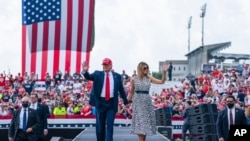 도널드 트럼프 미국 대통령과 부인 멜라니아 여사가 29일 플로리다주 탬파에서 열린 유세에 참석했다.
