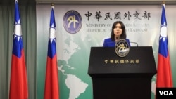 台湾外交部发言人欧江安2019年10月31在简报会上回应媒体提问。（美国之音齐勇明摄）
