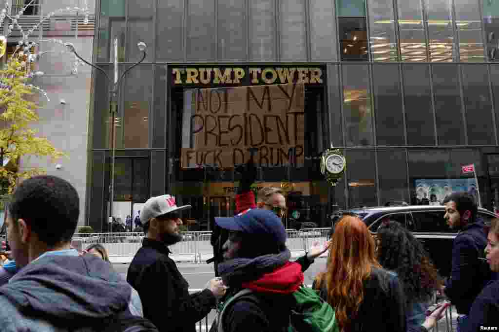 Seorang perempuan melakukan protes di luar Trump Tower menyusul kemenangan Donald Trump dalam pemilihan presiden, di kota New York (10/11). (Reuters/Brendan McDermid)&nbsp;