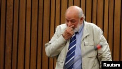 Barry Steenkamp testifies at former Paralympian Oscar Pistorius' sentencing for the murder of Reeva Steenkamp at the Pretoria High Court, South Africa, June 14, 2016. 