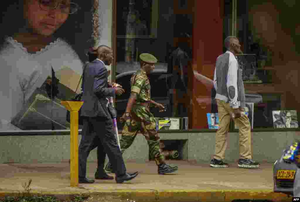 Un officier de l&#39;armée zimbabwéenne marche dans le quartier d&#39;affaires à Harare, Zimbabwe, le 15 novembre 2017.