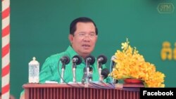 រូបឯកសារ៖ លោក​នាយក​រដ្ឋ​មន្ត្រី ហ៊ុន សែន ថ្លែង​នៅ​ក្នុង​កម្មពិធី​បុណ្យ​ឆ្នាំថ្មី​ប្រពៃណី​ខ្មែរ​នៅ​ខេត្ត​សៀមរាប កាលពី​ថ្ងៃទី១៤ ខែមេសា ឆ្នាំ២០១៧។ (រូបថត​ដកស្រង់​ចេញ​ពី​ហ្វេសប៊ុក​នាយក​រដ្ឋមន្ត្រី) 