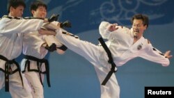 지난 2007년 4월 한국을 방문한 북한 태권도시범단이 서울에서 공연을 펼치고 있다.