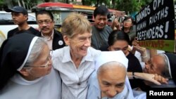 រូបឯកសារ៖ ដូន​ជី​ជន​ជាតិ​អូស្ត្រាលី Patricia Fox (កណ្ដាល) ត្រូវ​បាន​អម​ដំណើរ​ដោយ​សហការី ដើម្បី​ទៅ​ពិនិត្យ​មើល​ករណី​បណ្ដេញ​​គាត់​ចេញ​ពី​ប្រទេស​ហ្វីលីពីន នៅ​​នាយក​ដ្ឋាន​​យុត្តិធម៌​ ទីក្រុង​ម៉ានីល ប្រទេស​ហ្វីលីពីន កាល​ពី​ខែ​ឧសភា ២០១៨។