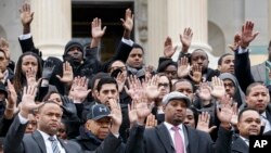Des membres du personnel du Congrès réunis sur la colline du Capitole à Washington, le jeudi 11 décembre 2014, pour portester contre les récents assassinats d'hommes noirs par des policiers, qui tous deux n'ont pas été condamnés de grands actes d'accusation du jury.