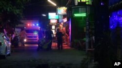 Gambar dari video yang menunjukkan petugas darurat di lokasi serangan bom di Hua Hin, Thailand, Kamis malam (11/8). 