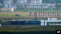 김정은 북한 국무위원장이 이전에 이용했던 것과 유사한 노란색 장식이 달린 녹색 열차가 11일 북한의 러시아와 중국 접경 지역을 지나는 모습을 중국 지린성 팡촨 전망대에서 촬영했다.