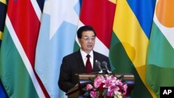 Presiden Tiongkok Hu Jintao membuka Konferensi Forum Kerjasama Tiongkok-Afrika di Beijing bulan lalu (Foto: dok). Media pemerintah Tiongkok mengecam pernyataan Clinton terkait hubungan kerjasama ekonomi dan sumberdaya dalam lawatannya di Afrika .