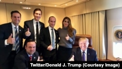 Le président Donald Trump entouré de quelques membres de son staff sur une photo postée sur compte Twitter, 8 novembre 2017. (Twitter/Donadl J. Trump)