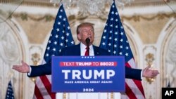 도널드 트럼프 전 미국 대통령이 4일 뉴욕 맨해튼 법원에서 기소인부절차를 마친 뒤 플로리다주 마라라고 리조트 자택으로 돌아와 연설하고 있다.