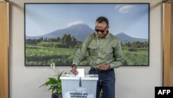 Shugaban kasar Rwanda Paul Kagame yana kada kuri'a