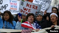 ក្រុម​ស្ត្រី​ធ្វើ​បាតុកម្ម​ប្រឆាំង​នឹង​ប្រធានាធិបតី​ជាប់ឆ្នោត​ លោក ដូណាល់​ ត្រាំ នៅ​ទីក្រុង​ញូវយ៉ក កាល​ពី​ថ្ងៃទី​១៣ ខែ​វិច្ឆិកា។