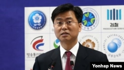 한국 검찰의 최윤수 3차장검사가 17일 서울 고등검찰청에서 한수원 사이버테러 사건 중간수사 결과를 발표하고 있다.