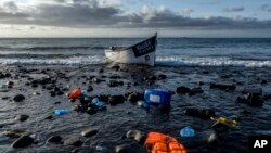 ARHIVA - Drveni čamac sa migrantima iz Maroka prevrnuo se blizu obale Kanarskih ostvra, 16. oktobra 2020. (Foto: AP/Javier Bauluz) 