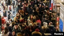 A large crowd of people shop during a Black Friday sales event at Macy's flagship store on 34th St. in New York City, U.S., Nov. 22, 2018. 