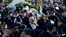 美国副总统拜登在纽约市皇后区的基督帐幕教堂参加遇刺的警察拉莫斯的葬礼