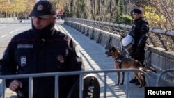 Policija ispred barikada uoči glasanja o Zakonu o slobodi vjeroispovjesti, 26. decembar 2019. (Foto: Rojters/Stevo Vasiljević)