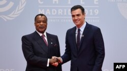 Président Denis Sassou N'Guesso (G) elongo na ministre wa yambo ya Espagne Pedro Sanchez na bokutani ya COP 25, na Madrid, 2 décembre 2019.