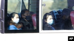 지난달 26일 평양의 버스 승객들이 신종 코로나바이러스 감염을 막기 위해 마스크를 쓰고 있다.