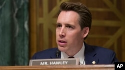 资料照片：共和党联邦参议员霍利 （Sen. Josh Hawley, R-MO）出席国会参议院司法委员会听证会（2019年3月6日）