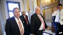Le joueur de Golden State Warriors Klay Thompson, centre, célèbre avec avec Draymond Green (23) et Stephen Curry au cours de la deuxième moitié du match 1 de la finale NBA de basket-ball contre les Cavaliers de Cleveland à Oakland, en Californie, jeudi 2 Juin, 2016.