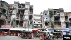 ប្រជា​ជន​ដែល​ស្នាក់នៅ​អគារ​បូឌិញ​ចាប់ផ្តើម​រៀបចំ​ដើម្បី​ចាកចេញពីទីលំនៅ​ចាស់​របស់ខ្លួន​​ទៅតាំងទីលំនៅថ្មី ក្រោយ​ការ​ចចារ​ជាមួយ​អាជ្ញាធរ និងតំណាង​​ក្រុមហ៊ុន​វិនិយោគបរទេស នៅរាជធានីភ្នំពេញ​ នៅថ្ងៃទី០៦ ខែ​មិថុនា​ ឆ្នាំ២០១៦។​ (ខាន់​ សុគុំ​មនោ/ VOA)