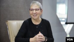 លោកស្រី Nancy Pearl បណ្ណារក្ស​ និង​អ្នក​ជំនាញ​ខាង​អាន​មក​ពី​សហរដ្ឋអាមេរិក និង​ជា​ជ័យ​លាភី​ពាន​រង្វាន់​សមាគម​សៀវភៅជាតិ​របស់​ស្ត្រី ផ្តល់​បទសម្ភាសន៍​ជាមួយ VOA Khmer ក្នុង​រាជធានី​ភ្នំពេញ កាលពី​ថ្ងៃ​ព្រហស្បតិ៍ ទី២០ ខែតុលា ឆ្នាំ២០១៦។ (ហ៊ាន សុជាតា/VOA)