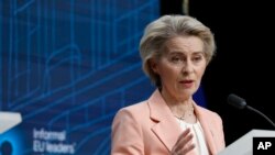2025년 2월 3일 우르줄라 폰데어라이엔 EU 집행위원장이 브뤼셀에서 열린 EU 정상회담의 기자회견에서 연설하고 있다.