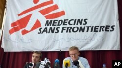 Dirjen kelompok kemanusiaan internasional Doctors Without Borders atau Medecins Sans Frontieres (MSF), Christopher Stokes, kanan, berbicara sebagai perwakilan MSF unfuk Afghanistan, Guilhem Molinie, kiri, mendengarkan, dalam sebuah konferensi pers di Kabul, Afghanistan. (Foto: dok. AP Photos/Massoud Hossaini)