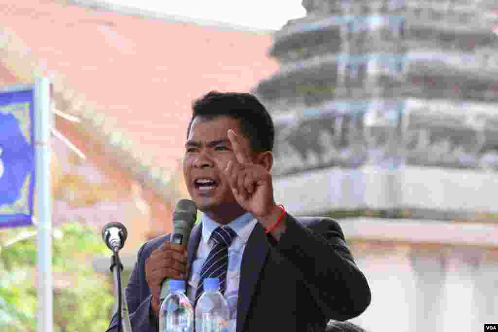 លោក​ខឿន វីរ៉ាត់ តំណាង​សម្ព័ន្ធ​យុវជន​ខ្មែរ​ដើម្បី​ប្រជាធិបតេយ្យ​ថ្លែង​នៅ​វត្តចាស់​នៃ​រាជធានី​ភ្នំពេញ​​ នៅថ្ងសៅរ័​ទី​០៤​មិថុនា​ ឆ្នាំ​២០១៦ ​ក្នុង​ការ​រំលឹក​ខួប​៦៧​ឆ្នាំ​ថ្ងៃ​អាណានិគម​បារាំង​កាត់​ផ្ទេរ​ទឹក​ដី​ខ្មែរ​ឲ្យ​ប្រទេស​វៀតណាម​កាលពី​ឆ្នាំ ១៩៤៩។(ឡេង​ ឡែន/VOA)