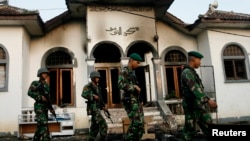 Beberapa tentara menjaga masjid Jemaat Ahmadiyah Ciampea, Jawa Barat yang dibakar massa (foto: ilustrasi). 