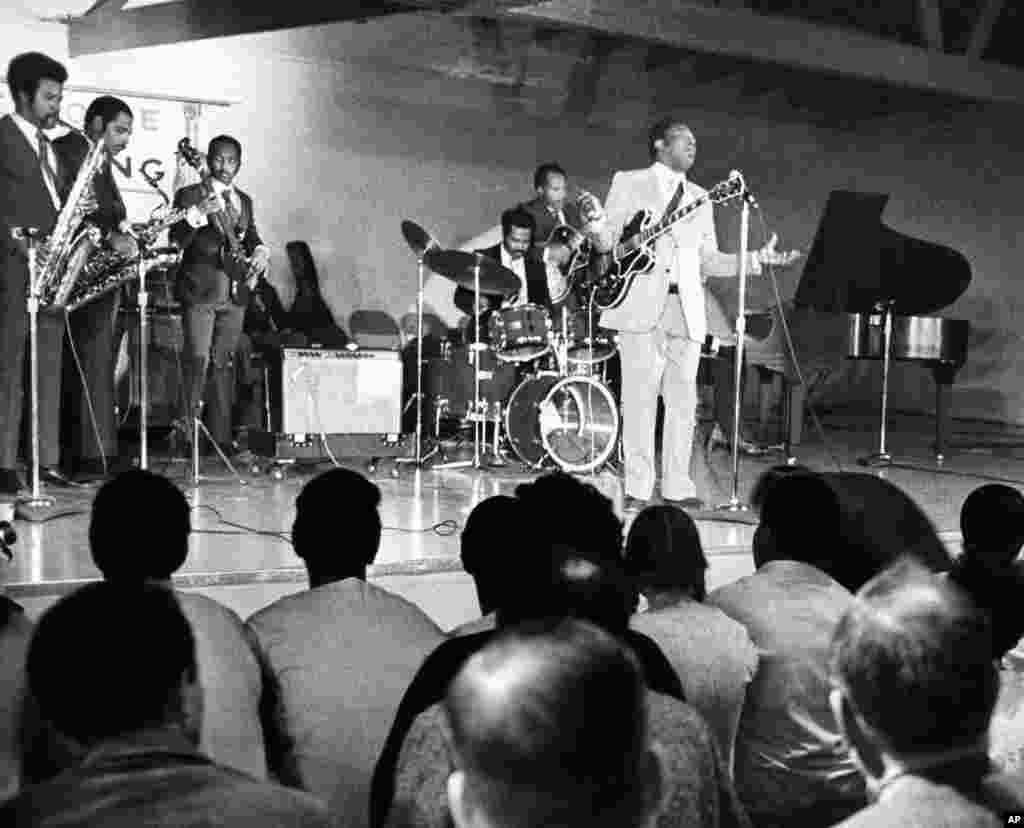 Amerikalik taniqli gitarachi, byuz musiqasiga sayqal bergan afsonaviy xonanda B.B. King 89 yoshida olamdan o&#39;tdi. Byuz qiroli payshanba tunda Las-Vegasdagi uyida vafot etgan.