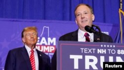 Novoizabrani predsjednik SAD Donald Trump i Lee Zeldin, njegov kandidat za direktora Agencije za zaštitu životne sredine, na skupu u državi New Hampshire, 19. januara 2024. (Foto: Reuters/Elizabeth Frantz)