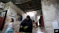 Une Palestinienne, Um Jibrel, 48 ans, prépare une salade pour la fin du Ramadan, au camp de réfugiés al-Baqa'a en Jordanie, le 21 août 2011.