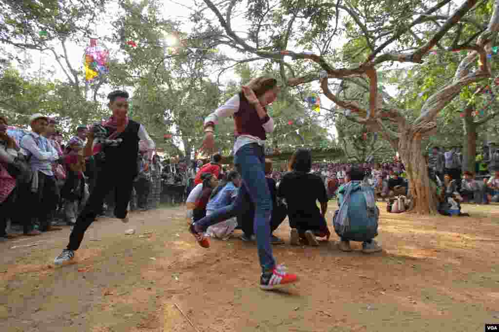 យុវជន​ម្នាក់​ដេញ​យុវតី​ម្នាក់​ទៀត​លេង​ល្បែង​លាក់​កន្សែង ក្នុង​ពិធី​មួយ​ដើម្បី​ប្រារព្ធ​ចូលឆ្នាំ​ខ្មែរ​នៅ​វត្តជ្រោយ​អំពិល​ខ័ណ្ឌច្បារ​អំពៅ​រាជធានី​ភ្នំពេញ​កាលពី​ថ្ងៃសៅរ៍​ទី០៩​ខែមេសា​នេះ។ ប្រជាជន​ខ្មែរ​ប្រារព្ធ​ពិធី​បុណ្យ​ចូលឆ្នាំ​ខ្មែរ​ចាប់ពី​ថ្ងៃទី ១៣ដល់​ទី១៦ ខែមេសា​ឆ្នាំ២០១៦​នេះ នៃ​ឆ្នាំ​វក សត្វ​ស្វា។ (ឡេង ឡែន/VOA)