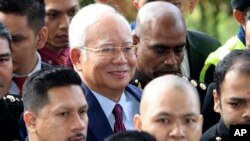 Former Malaysian Prime Minister Najib Razak, center, arrives at a court house in Kuala Lumpur, Malaysia, July 4, 2018