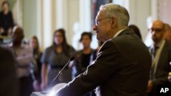 Pemimpin minoritas Senat AS, Harry Reid memberikan keterangan kepada media di gedung Capitol (foto: dok). Senat dan DPR AS akan melangsungkan pemungutan suara soal rencana anggaran sementara hari Rabu (30/9).