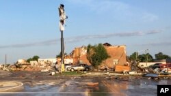 Ruševine motela razbacane po zemlji nakon što je smrtonosna oluja prošla kroz El Reno, Oklahoma, 26. maja 2019.