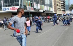 Riot police arrest and forcibly apprehend protestors during protests in Harare, Aug. 16, 2019.