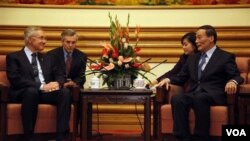 Ketua Mayoritas Senat Amerika Harry Reid (kiri) berbicara dengan Wakil Perdana Menteri Tiongkok Wang Qishan (kanan) dalam pertemuan di Beijing, Kamis (21/4).