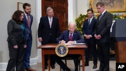 拜登总统2022 年12月2日在华盛顿白宫罗斯福厅签署了旨在避免货运铁路罢工的“H.J.Res.100 ”法案。（美联社照片）