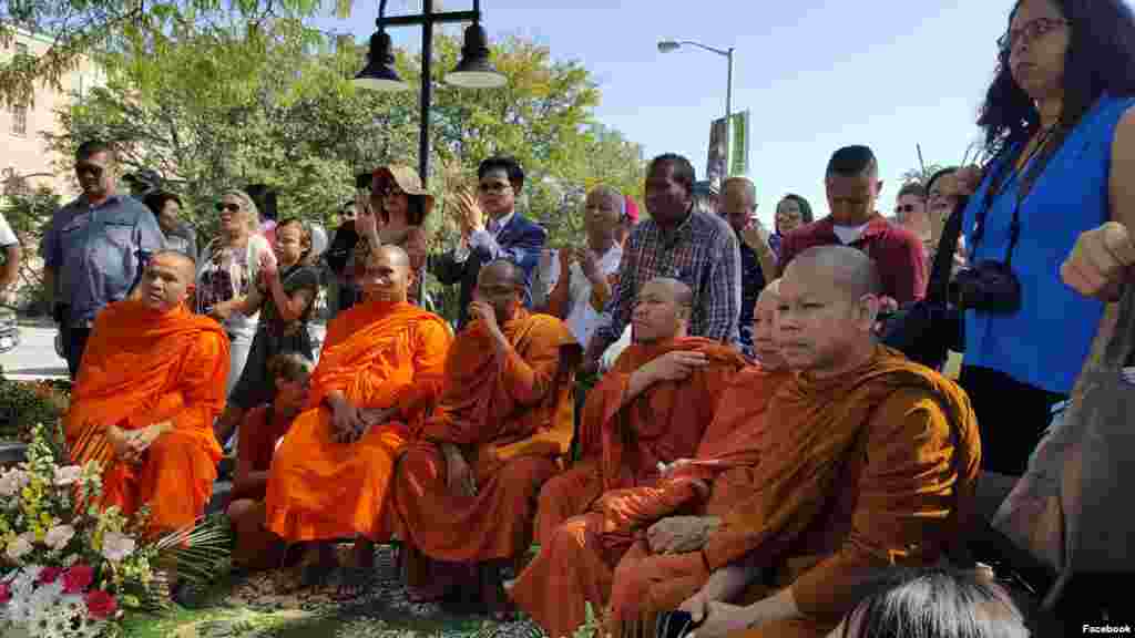 លោក Paul Ratha Yem បេក្ខជន​ខ្មែរ​អាមេរិកាំង​ដែល​ឈរ​ឈ្មោះ​សម្រាប់​ការបោះឆ្នោត​ក្រុមប្រឹក្សា​ក្រុង​ឡូវែល​ឆ្នាំ២០១៧ (អាវធំពណ៌​ខៀវ) បាន​ចូលរួម​ក្នុង​ពិធី​សម្ពោធ​បូជនីយដ្ឋាន​ជន​ភៀស​ខ្លួន​ខ្មែរ នៅ​សាលាក្រុង​ឡូវែល នៅ​ថ្ងៃអាទិត្យ ទី២៤ ខែកញ្ញា ឆ្នាំ២០១៧។ (រូបថត​ដក​ស្រង់​ពី​ហ្វេសប៊ុក Paul Ratha Yem)