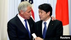 Menhn AS Chuck Hagel (kiri) dan Menhan Jepang Itsunori Onodera dalam pertemuan di Tokyo (5/4). 
