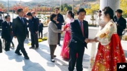 Para anggota legislatif dari Korea Selatan disambut oleh para penerima tamu dari Korea Utara setibanya mereka di komplek industri bersama Kaesong, Korea Utara, 30/10/2013.