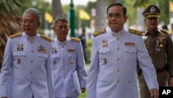 រូបឯកសារ៖ នាយករដ្ឋមន្ត្រីថៃលោក Prayuth Chan-ocha ដើរឆ្ពោះទៅកាន់វិមានរដ្ឋាភិបាល នៅទីក្រុងបាងកក ប្រទេសថៃ កាលពីថ្ងៃទី២៧ ខែសីហា ឆ្នាំ២០១៩។