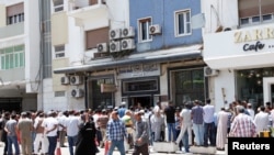 Poytaxt Tripolida odamlar bankdan pul olish uchun navbatda turibdi. 25-may 2016-yil.