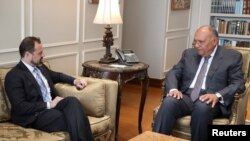 Menteri Luar Negeri Mesir Sameh Shoukry (kanan) menerima Utusan Khusus AS untuk Sudan, Tom Perriello, di Kairo (foto: dok). 